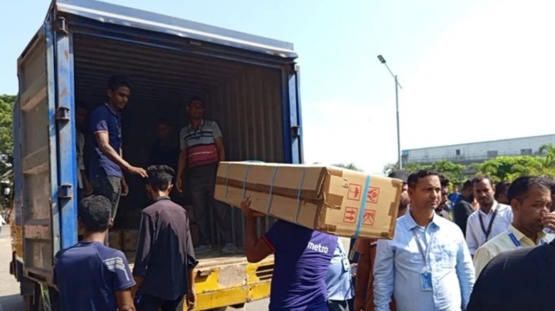 অগ্নিকাণ্ডের দ্বিতীয় দিনে শাহজালাল বিমানবন্দরে বেড়েছে পণ্য খ