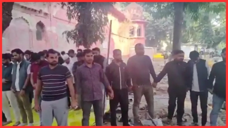 নামাজরত শিক্ষার্থীদের নিরাপত্তায় মানবঢাল হয়ে দাঁড়ালেন হিন্দু সহপাঠীরা