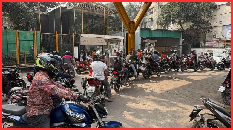 গাড়ির দীর্ঘ লাইন তেলের পাম্পে প্যানিক বায়িং বলে দাবি কর্তৃপক্ষের