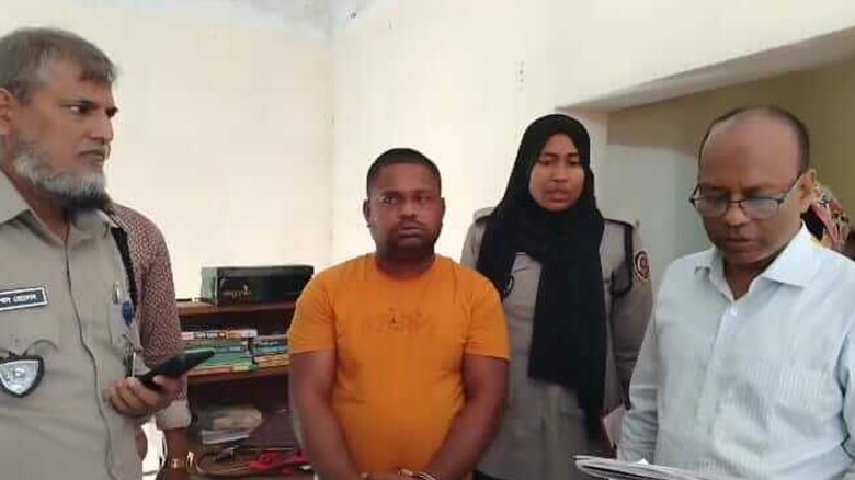 ক্রেতা সাজেন মাদকদ্রব্য নিয়ন্ত্রণের সদস্যরা, বাড়ির দোতলায় বসে রশি দিয়ে ইয়াবা দিতেই ধরা