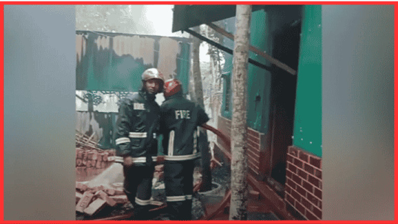 একই পরিবারের ৩ মাদককারবারি আটক, মানিকগঞ্জে বিক্ষুব্ধ জনতার আগুনে পুড়ল বাড়ি
