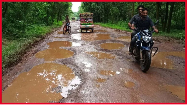 সড়কে বড় বড় গর্ত, হেলেদুলে ধীরগতিতে যানবাহন চলাচল