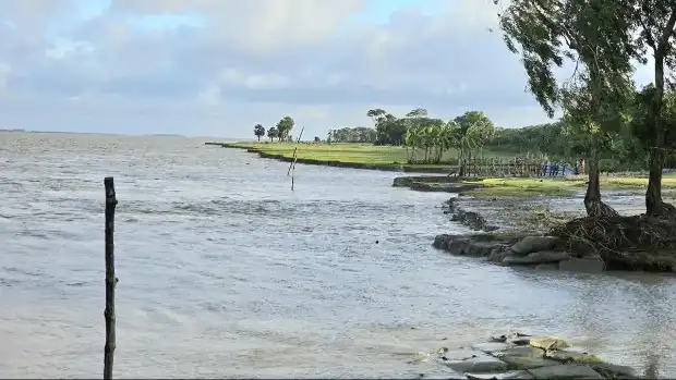 পটুয়াখালীর বাউফল উপজেলায় তেঁতুলিয়া নদীর ভাঙনে অসহায় হয়ে পড়েছ