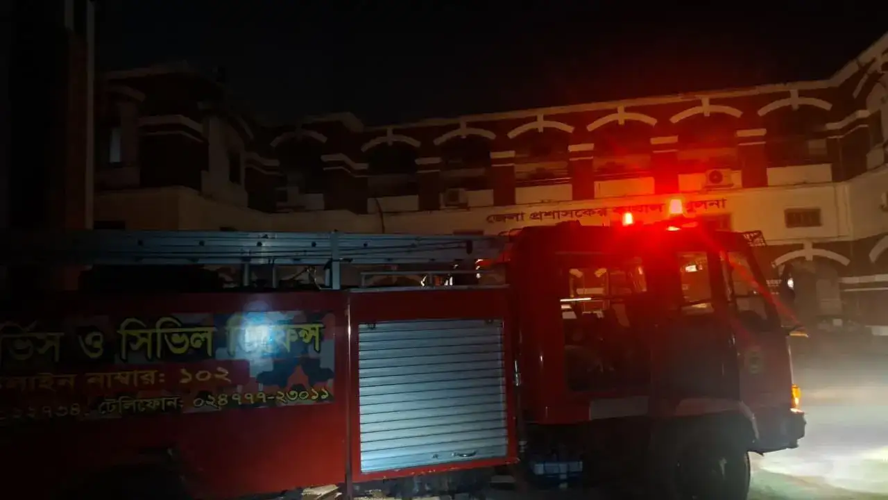 খুলনা জেলা প্রশাসনের দ্বিতীয় তলায় আইসিটি রুমে আগুনের ঘটনা ঘট