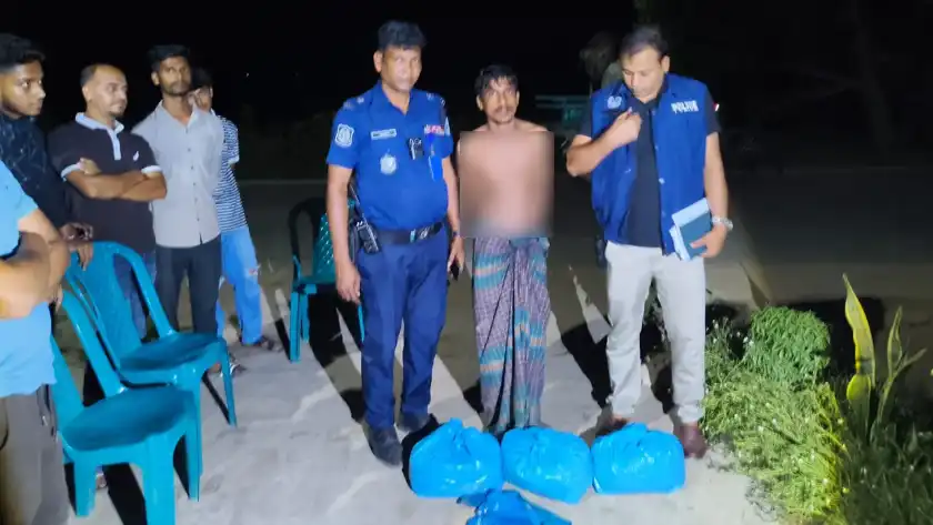 কুমিল্লার ব্রাহ্মণপাড়ায় পুলিশের হাত থেকে বাঁচতে জলাশয়ে ঝাঁপ 