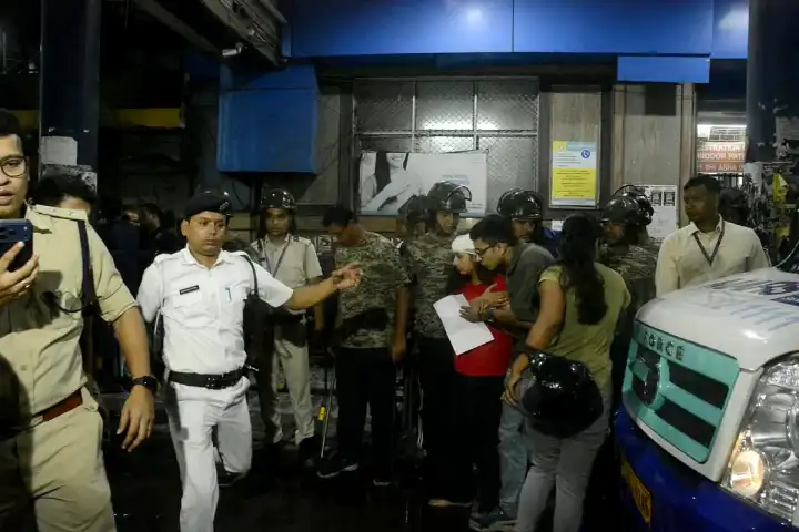 কলকাতার পুজোয় ১৯ জনের মৃত্যুর ঘটনায় কাঠগড়ায় মুখ্যমন্ত্রীর ভা