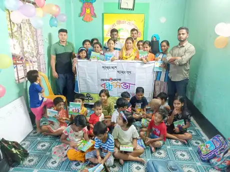 কুষ্টিয়ায় হরিজন শিশুদের হাতে শিক্ষাসামগ্রী তুলে দিল বন্ধুস