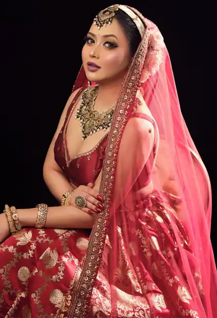 শারদীয় উৎসবে লাল লেহেঙ্গায় সাবেকি লুকে নজর কাড়লেন ভাবনা