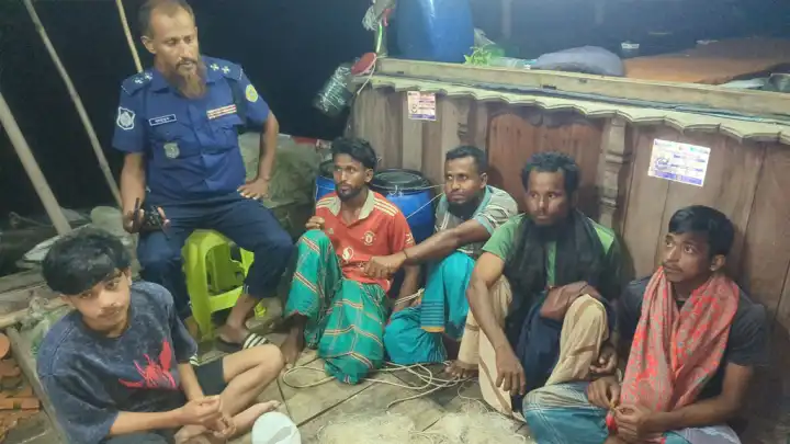 দশমিনায় নিষেধাজ্ঞা অমান্য করে তেঁতুলিয়ায় ইলিশ ধরায় তিন জেলের