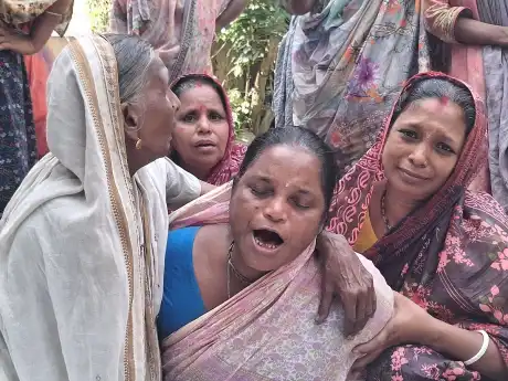 মিরসরাইয়ে পুকুরের পানিতে পল্লী বিদ্যুতের ছেঁড়া তারে প্রাণ 