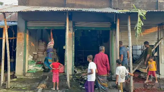 ফরিদপুরের সালথায় অগ্নিকাণ্ডে পুড়ে ছাই ৩ দোকান, ক্ষতি ৪০ লাখ 