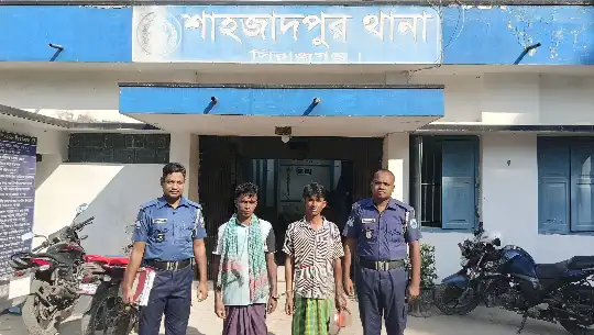 শাহজাদপুরে পূজামণ্ডপের পেছনে জুয়ার আসরে অভিযান, আটক ২
