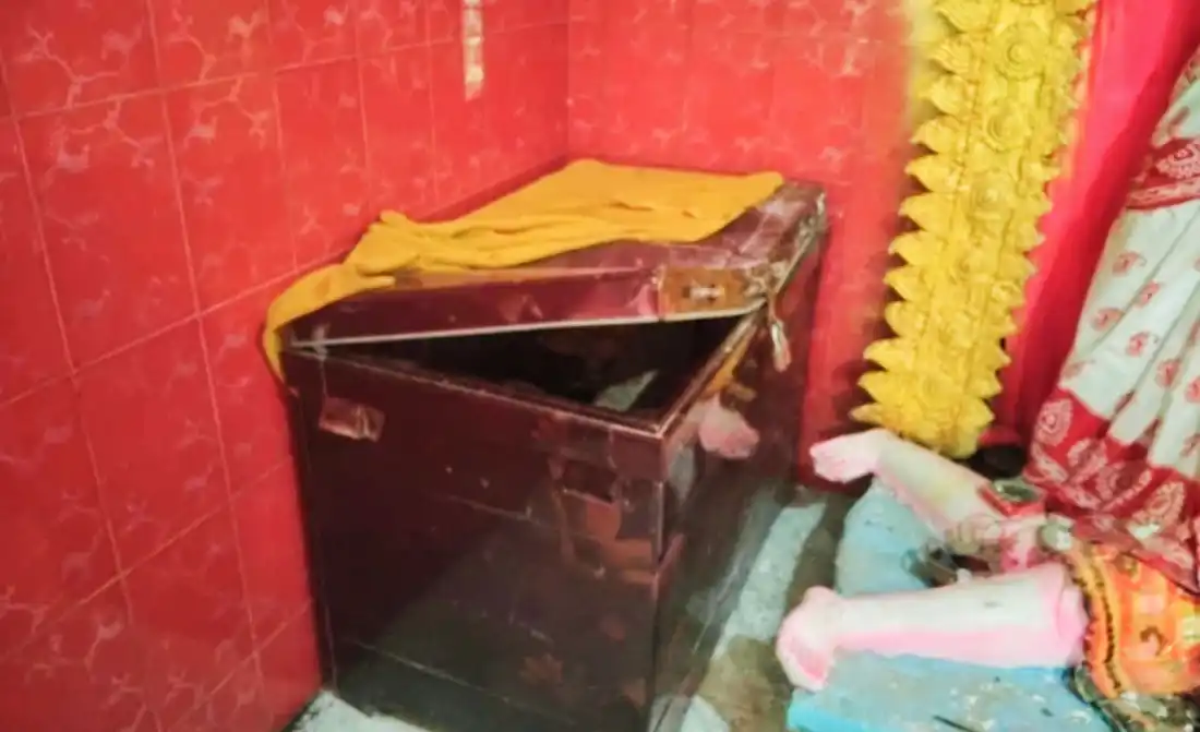 বরিশালের আগৈলঝাড়ায় মন্দিরে চুরির ঘটনায় লক্ষাধিক টাকার ক্ষতি