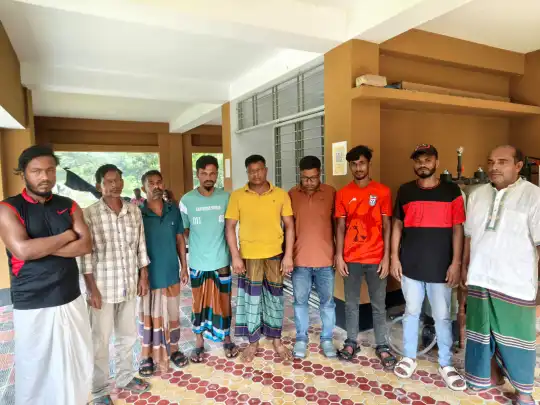 সুন্দরবনে দুই শ ত্রিশ টন কয়লাসহ বাল্কহেড ও নয়জন আটক