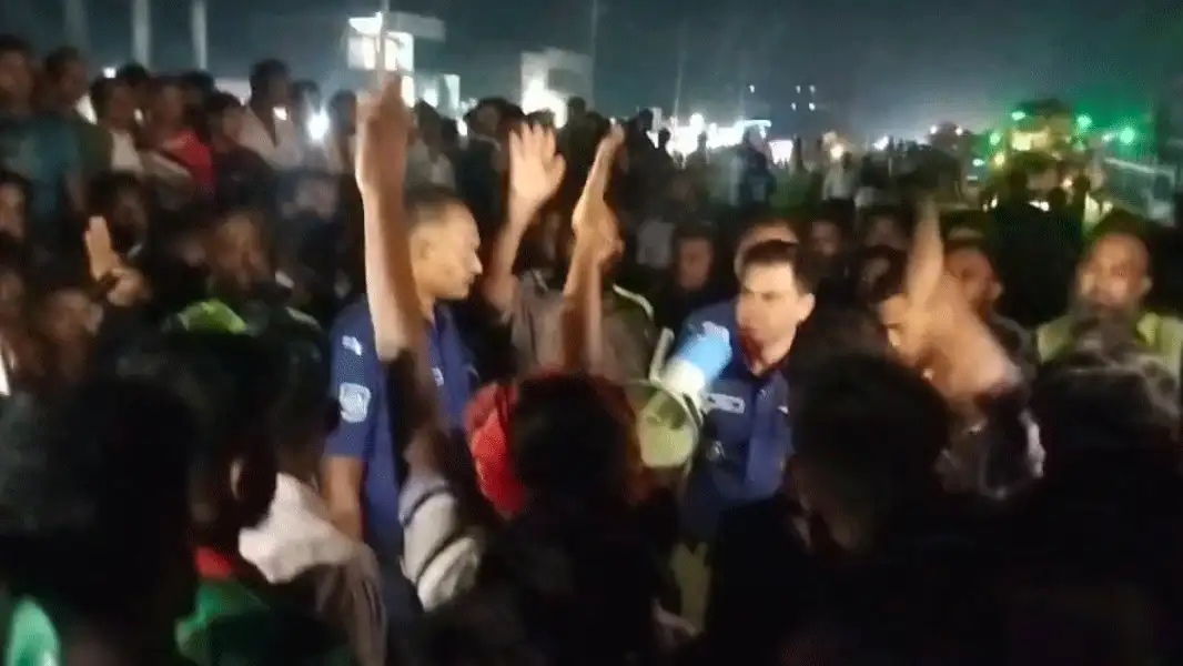 পীরগঞ্জে বাসচাপায় পথচারী নিহত ও চালক আহত, সড়ক অবরুদ্ধ