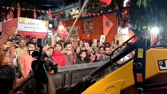 কলকাতায় পূজামণ্ডপের সামনে বামেদের বইয়ের স্টল ভাঙচুরের ঘটনায় হাইকোর্টে মামলা