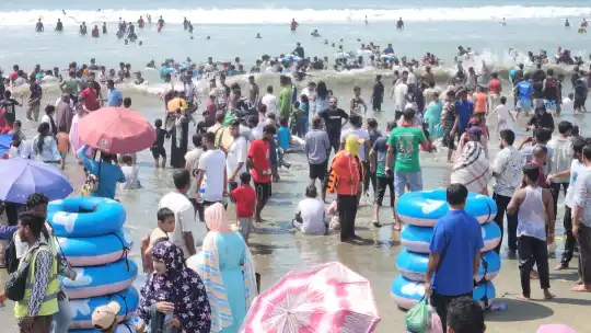 রিসোর্টে প্রাণহানির প্রভাব: মেরিন ড্রাইভে খরিদ্দার কমলেও জমজ
