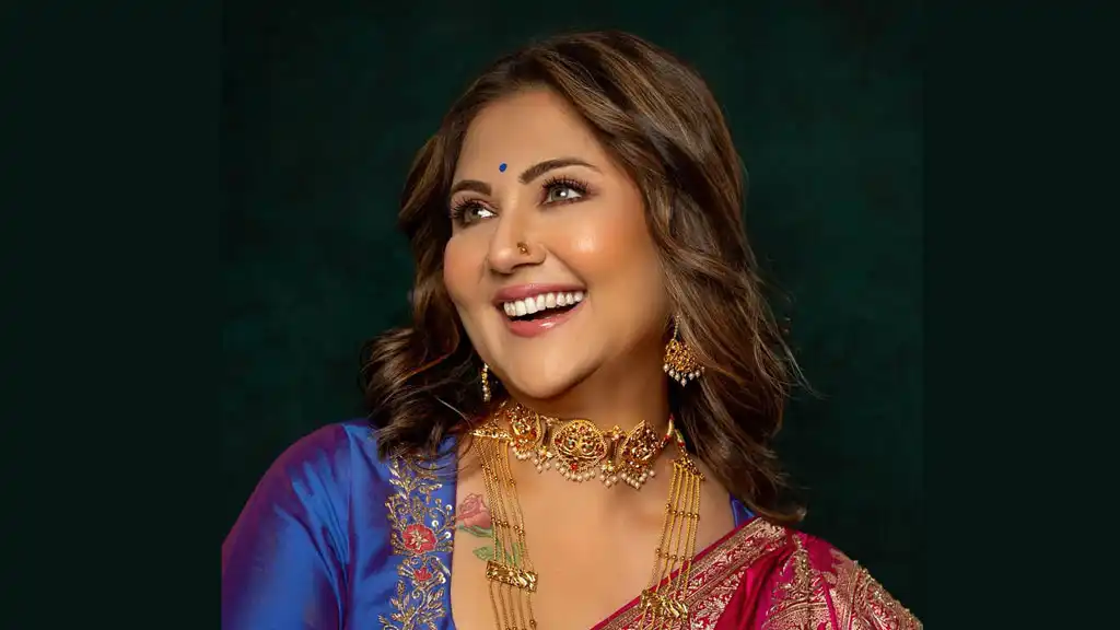 রানি গোলাপি শাড়িতে স্বস্তিকার মুগ্ধকর সাজ ও মেকআপ টিপস