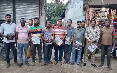 নওগাঁয় স্বেচ্ছাসেবক দলের লিফলেট বিতরণ
