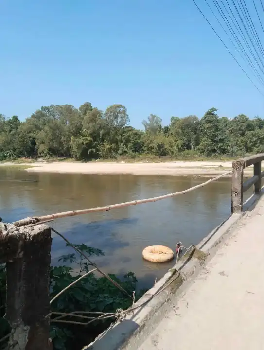 তেঁতুলিয়ায় করতোয়ার ছোট ব্রিজে মরণফাঁদ, বাঁশের রেলিংয়ে চল