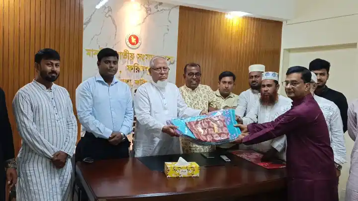 আলফাডাঙ্গায় সনাতন ধর্মাবলম্বী নারীদের জন্য শাড়ি হস্তান্তর কর