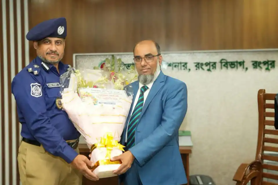 রংপুরের নবাগত বিভাগীয় কমিশনারকে রেঞ্জ ডিআইজির ফুলেল শুভেচ্ছা