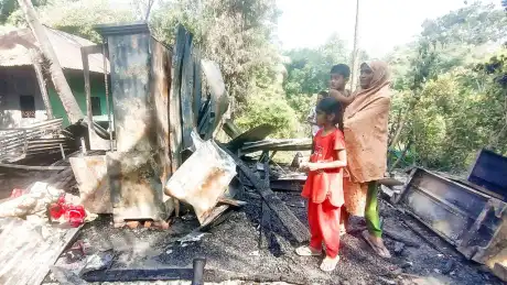ফরিদগঞ্জে অগ্নিকাণ্ডে নতুন ঘর পুড়ে ছাই, দুই শিশুসহ খোলা আকাশ