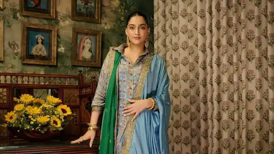 নতুন পোশাকের মোহ ত্যাগ করে পুরোনো সাজে নজর কাড়লেন সোনম