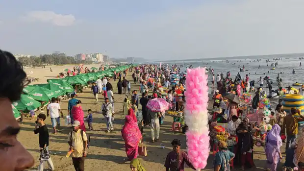 ছুটির আমেজে কক্সবাজার সৈকত মুখর, রিসোর্ট ব্যবসায় মিশ্র প্রতি
