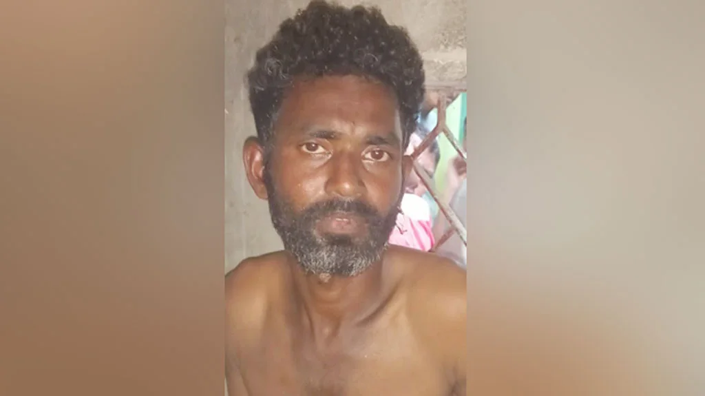 আনোয়ারায় মাদ্রাসাছাত্রকে কোলে নিয়ে পালানোর চেষ্টার সময় হাতেন
