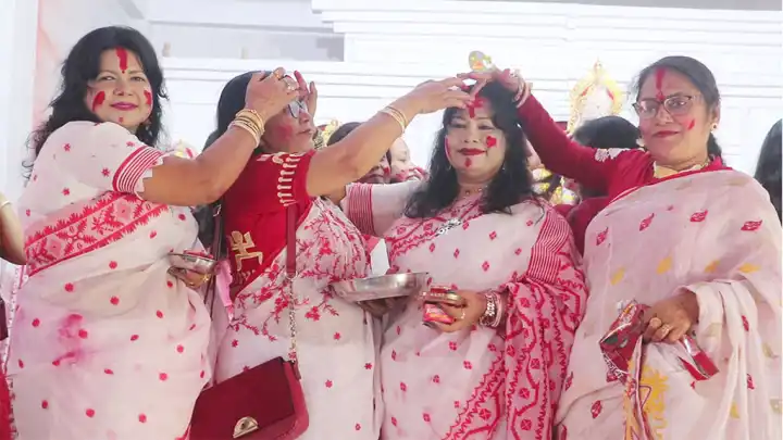 নওগাঁয় সিঁদুর খেলা ও প্রতিমা বিসর্জনে শেষ হলো দুর্গোৎসব