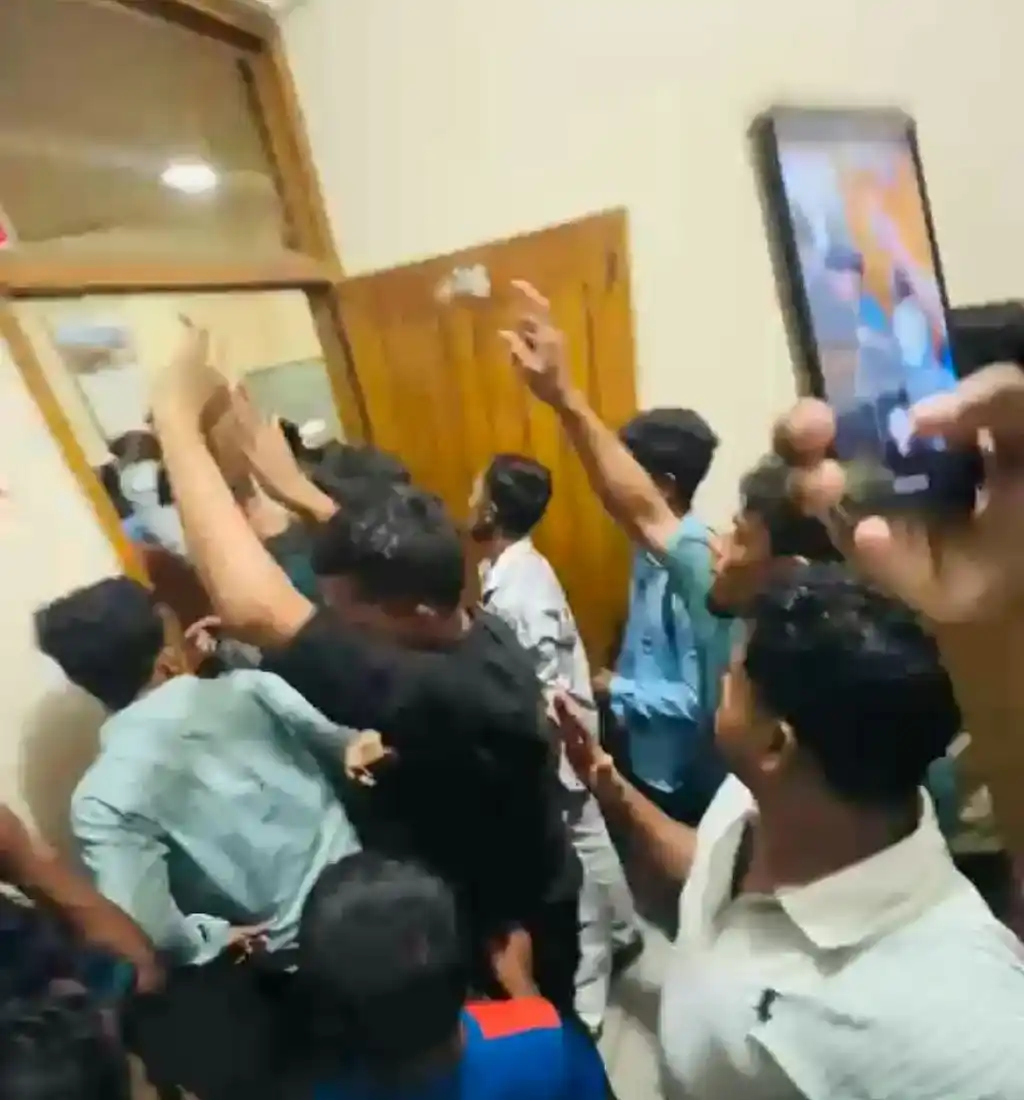 ইঞ্জিন সংকটে তিন ঘণ্টা দেরিতে ছাড়ল পাহাড়িকা এক্সপ্রেস, স্টেশ