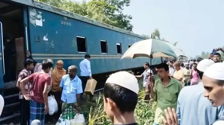 নাওটি-আজগরায় কর্ণফুলী এক্সপ্রেসের বগিচ্যুত, সচল ডাউনলাইন
