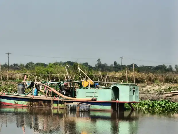 টঙ্গিবাড়ীতে অবৈধ ড্রেজার দিয়ে বালু ভরাট, দুজনকে ১ লাখ টাকা জ