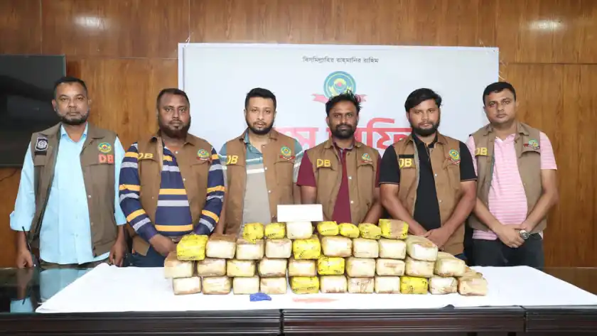 চট্টগ্রামে চেকপোস্টে ট্রাকে মিলল তিন লাখ বিশ হাজার ইয়াবা, চা