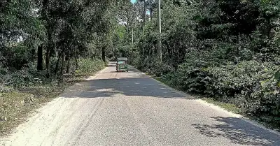 কক্সবাজারের ঈদগাঁও সড়কে দিনদুপুরেও যাত্রীদের জিম্মি করে চলছে