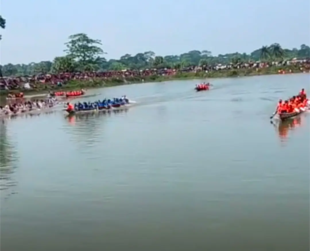 ঐতিহ্যবাহী নিবারণ কবিরাজ বাড়ির দিঘিতে জমে উঠল দশমিনার নৌকাব