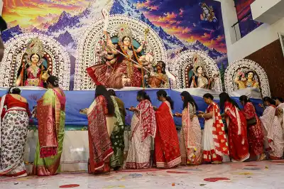 সিঁদুর খেলা ও প্রতিমা বিসর্জনে সমাপ্ত হলো শারদীয় দুর্গোৎসব