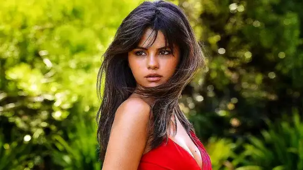ভেপ ছাড়লেও স্থায়ী কণ্ঠস্বর বদলের আশঙ্কায় সেলেনা গোমেজ