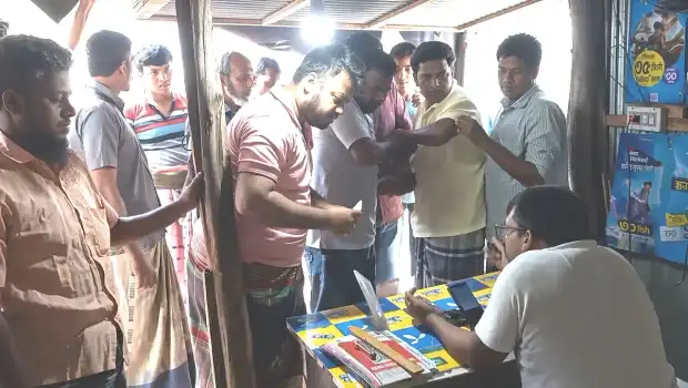 বাগমারা ইউপি সদস্য ১২টি সিমসহ অবরুদ্ধ, ভাতার টাকা আত্মসাতের 