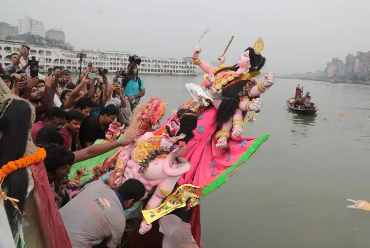 ঢাকেশ্বরী মন্দিরে সিঁদুর ও আবির খেলায় দেবীকে বিদায় জানাল ন