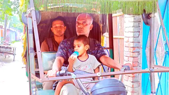 মিল বন্ধ হওয়ায় অটোরিকশা চালিয়ে একমাত্র সন্তানকে নিয়ে সংগ্রাম