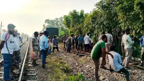 ২৪ ঘণ্টা পর সচল হলো ঢাকা-চট্টগ্রাম আপলাইন রেল যোগাযোগ