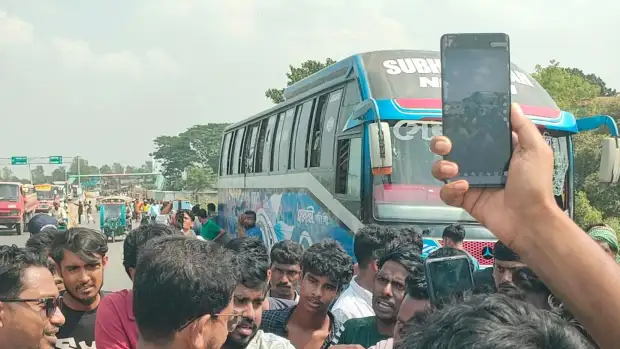 ঢাকা-আরিচা মহাসড়কে বাসচাপা, প্রাণ গেল দুই যাত্রীর