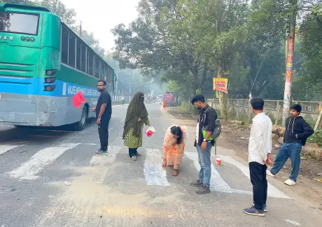 দিনাজপুরে দুর্ঘটনা এড়াতে গতিরোধক রাঙাল বন্ধুসভা