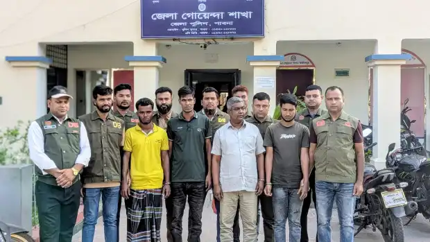 পাবনায় অস্ত্র ও গুলিসহ চার কারবারি গ্রেপ্তার