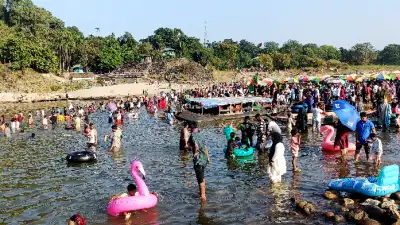 ছুটির টানে সিলেটে পর্যটকদের ভিড়, খুশি ব্যবসায়ীরা