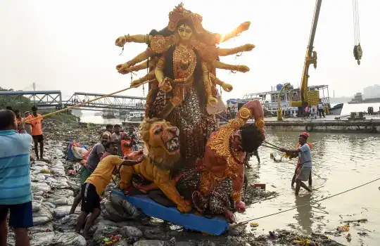 সনাতন ধর্মীরাই ছোঁবে প্রতিমা, মুখ্যমন্ত্রীর নির্দেশে বিতর্ক