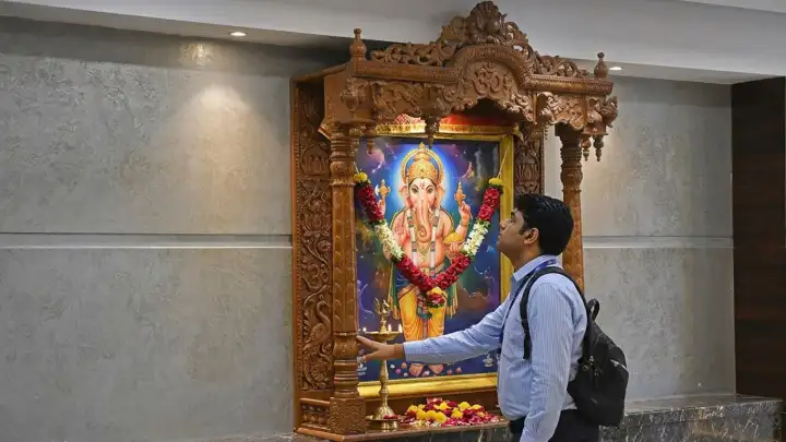 ভারতে বিনিয়োগ ও ব্যবসায় বাড়ছে জ্যোতিষশাস্ত্রের নির্ভরতা