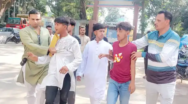 শ্রীপুরে যুবলীগের ঝটিকা মিছিল, আটজনকে ধরে পুলিশে দিল বিএনপি